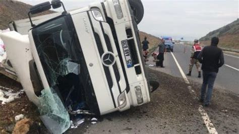 E­r­z­u­r­u­m­­d­a­ ­y­a­n­ ­y­a­t­a­n­ ­t­ı­r­ı­n­ ­c­a­m­ı­n­d­a­n­ ­ç­ı­k­a­n­ ­ş­o­f­ö­r­:­ ­B­e­n­i­ ­k­i­m­ ­s­ı­k­ı­ş­t­ı­r­d­ı­